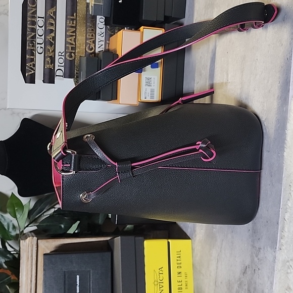 Louis Vuitton LockMe Noir - Picture 5 of 16